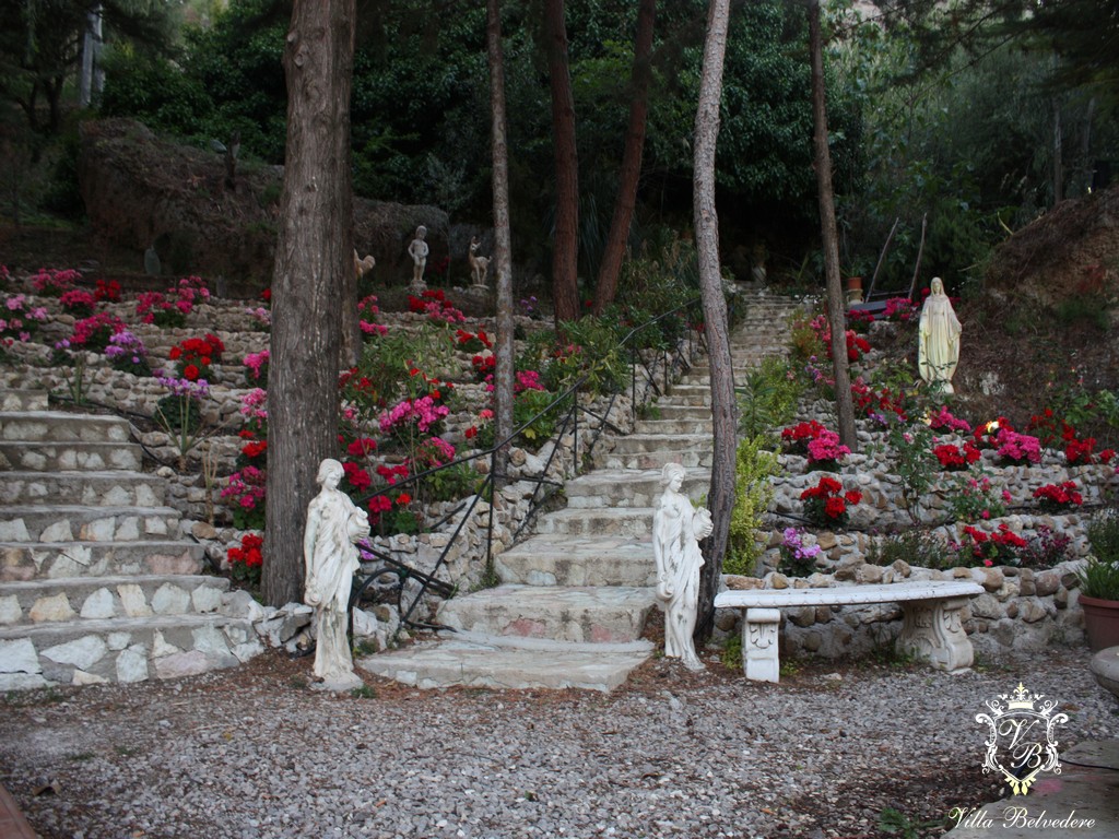 Gli ambienti esterni di Villa Belvedere, sala ricevimenti per matrimonia a Ciminna, Palermo